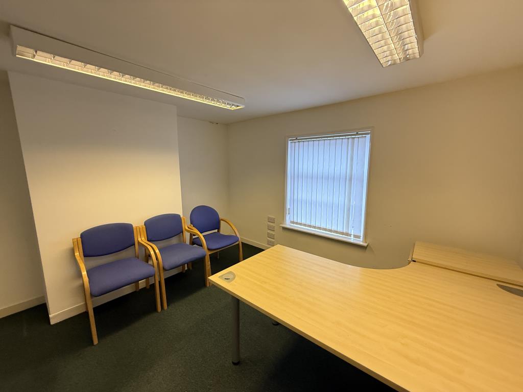 Lot: 88 - FREEHOLD COMMERCIAL PROPERTY ON HIGH STREET - Second floor office room with carpets and painted walls